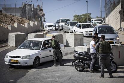 Un control israelí en un barrio palestino de Jerusalén Este este jueves.