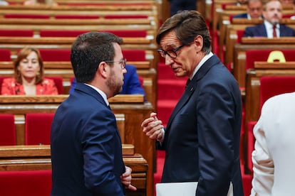 El presidente de la Generalitat en funciones, Pere Aragonès, conversa con el candidato a la investidura, Salvador Illa.