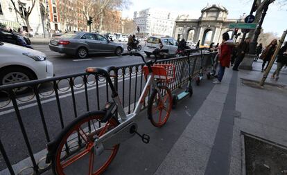 Bicicletas y monopatines de uso compartido en el centro de Madrid.