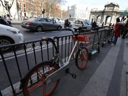 Bicicletas y monopatines de uso compartido en el centro de Madrid.
 