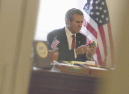 El entonces presidente de los EE UU, George Bush, se divierte con un cubo de Rubik, 2005. De nuevo un montaje de Alison Jackson, que recrea gracias a un modelo el que podría ser un momento de evasión del presidente... o una lucha contra su intelecto. Jackson explicaba la foto para The Guardian: "Bush es percibido como no muy inteligente, así que la intención era retratarlo operando un cubo de Rubik. Y por supuesto está hecho un lío".