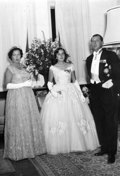 La infanta Pilar, junto a sus padres, don Juan de Borbón y María de las Mercedes, condes de Barcelona, el día de su presentación en sociedad, celebrada en el Hotel Park de Estoril el 15 de octubre de 1954.