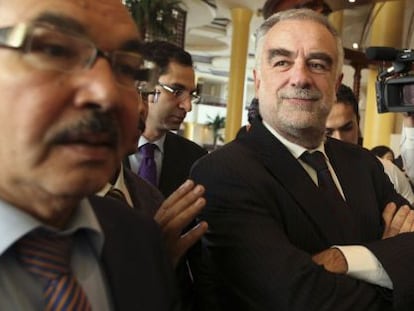 El fiscal jefe de la Corte Penal Internacional, Luis Moreno-Ocampo (en el centro), a su llegada a Tr&iacute;poli. 