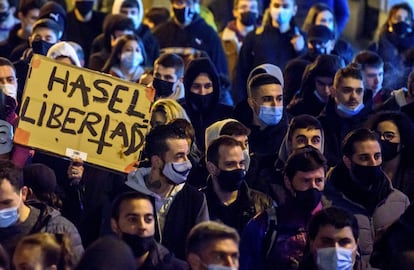 Varios cientos de personas se manifiestan por las calles de Barakaldo (Bizakia) en protesta por la detención del rapero Pablo Hasél, condenado a nueve meses de prisión por enaltecimiento del terrorismo. Ha habido protestas por el encarcelamiento del rapero en varias ciudades españolas, en algunas de las cuales se han vivido momentos de violencia.