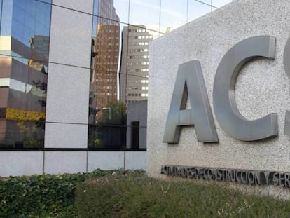 Cartel de ACS ante la sede de la constructora en Madrid.