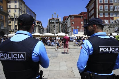 Agentes de policía vigilan a los hinchas ingleses en la zona de la Ribeira en Oporto. Las autoridades portuguesas han desplegado un operativo especial para evitar incidentes entre aficionados británicos ante la final de la Champions.