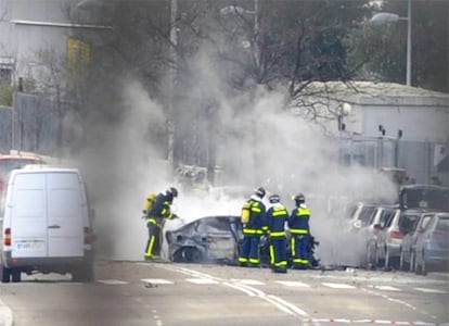 Varias dotaciones de bomberos acudieron al lugar para apagar el fuego provocado por la explosión.