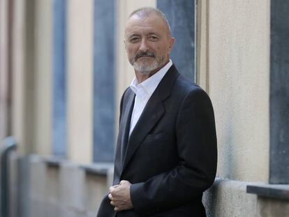 Arturo P&eacute;rez-Reverte, retratado en Madrid.