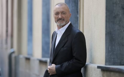 Arturo P&eacute;rez-Reverte, retratado en Madrid.