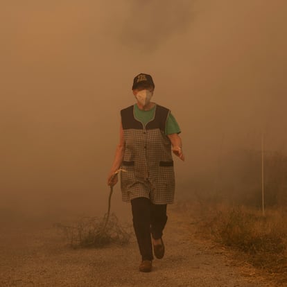 CARBALLEDA DE AVIA (OURENSE), 17/08/2025.- Vecinos trabajan en labores de extinción del incendio forestal de Carballeda de Avia (Ourense) este domingo. La ola de incendios que afecta al noroeste de España no da tregua este domingo. Tras una semana de incendios que han causado tres muertos, miles de hectáreas quemadas y miles de desalojados por las llamas, el país se encuentra devastao. En la región de Galicia ardieron ya 50.000 hectáreas y en la de Castilla y León 3.500 personas permanecían fuera de sus hogares. EFE/ Brais Lorenzo
