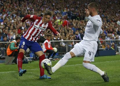 Fernando Torres intenta el pase ante Sergio Ramos 