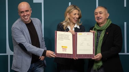 La vicepresidenta segunda y ministra de Trabajo y Economía Social, Yolanda Díaz, el secretario general de CCOO, Unai Sordo, y el secretario general de UGT, Pepe Álvarez.