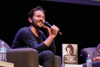 Diego Luna en la presentación del libro  "La neta es chida pero inalcanzable", el 13 de junio de 2024, en el Festival Internacional de Cine en Guadalajara.