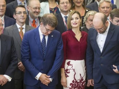 La reina Letizia y el presidente de la Xunta de Galicia, Alberto Núñez Feijóo rodeados de directores del Instituto Cervantes.