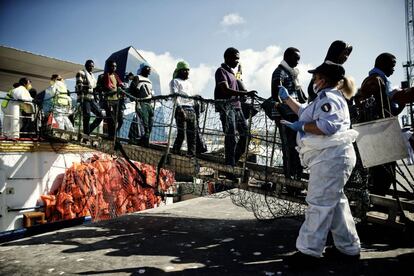 Los hombres van bajando uno a uno. Representantes del Ministerio de Sanidad toma fotografías de cada uno de ellos. Serán trasladados a un centro de pre-registro cercano y unas horas más tarde serán distribuidos por Hotspots (centro de registro y detención) al rededor de toda la isla italiana.