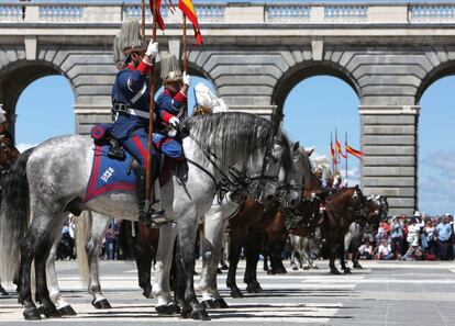 El Escuadrón de Escolta Real, con sus caballos de raza española, ofrecen diversos ejercicios ante el público asistente al acto.