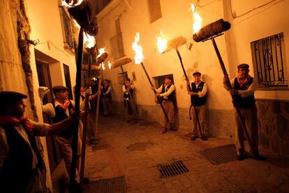 Los aldeanos sostienen antorchas durante la procesión de la Divina Pastora, como parte de un festival para honrar a la Virgen de Los Rondeles, en el pueblo español de Casarabonela, cerca de Málaga.
