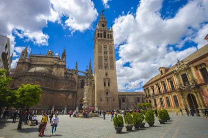 Santa María de la Seu de Sevilla, patrimoni mundial des del 1987, és una de les catedrals gòtiques de major superfície del món (més de 15.000 metres quadrats) i fusiona l'estil almohade, el mudèjar, el gòtic, el renaixentista o el barroc. Icona turística de la capital andalusa, va rebre prop de dos milions de visitants el 2017, que es van passejar tant per la basílica (on descansen les restes de Colón i de diversos reis de Castella) com als 104 metres d'altura de la Giralda.