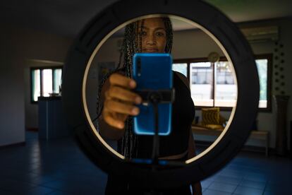 Fazila L. J. Rebelo es profesora de baile en la Academia Infinity en Maputo, y ha sido la responsable de impartir una serie de talleres a 15 mujeres de distintos barrios de la ciudad.
La bailarina asegura que el baile tiene un poder sanador para quienes han sufrido malos tratos. “A través de la danza, las mujeres que sufren violencia de género ponen su cuerpo en escena, expresándose a través de movimientos que significan mucho más que un simple movimiento corporal, se trata de sentirte segura de que eres capaz, abriéndote caminos hacia otros ámbitos de la vida”, concreta.