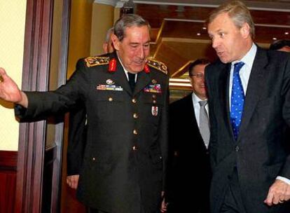 El secretario de la OTAN, Jaap de Hoop Scheffer, y el jefe del Ejército turco, general Yasar Buyukanit, ayer en Ankara.