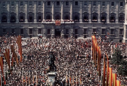 Una multitud se congrega en la plaza de Oriente de Madrid para para protestar por la injerencia extranjera en los asuntos de España y expresar su apoyo al Jefe del Estado, Francisco Franco, en su última aparición pública.