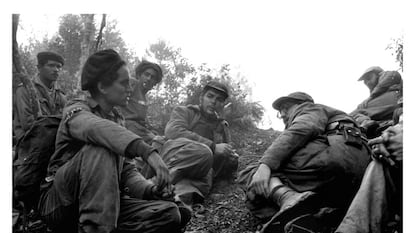 Guerrilleros en Sierra Maestra. Che Guevara (en el centro) y Fidel Castro, con gafas.