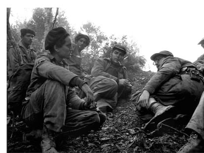 Guerrilleros en Sierra Maestra. Che Guevara (en el centro) y Fidel Castro, con gafas.