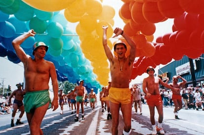 Un grupo de hombres, durante el desfile del Orgullo de 1991 en West Hollywood, California.