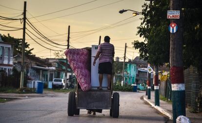 Cubanos transportan sus pertenencias para protegerlas de la llegada del huracán, el 7 de septiembre.