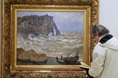 El diseñador Alberto Corazón, ante 'Mar agitado, Étretat' (1883), de Monet, en el Museo Thyssen.