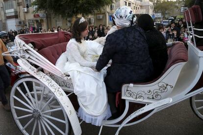 An ultra-Orthodox Jewish bride arrives to her wedding ceremony on a carriage in Netanya, Israel March 15, 2016. Thousands took part in the wedding of the grandson of Rabbi Yosef Dov Moshe Halberstam, religious leader of the Sanz Hasidic dynasty and the granddaughter of the religious leader of Toldos Avraham Yitzchak Hasidic dynasty, in Netanya on Tuesday night. Picture taken March 15, 2016. REUTERS/Baz Ratner