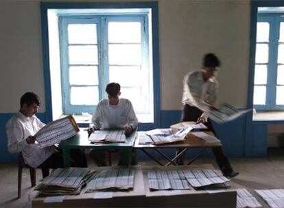 Empleados electorales cuentan los votos en un colegio electoral instalado en una mezquita en Kabul.