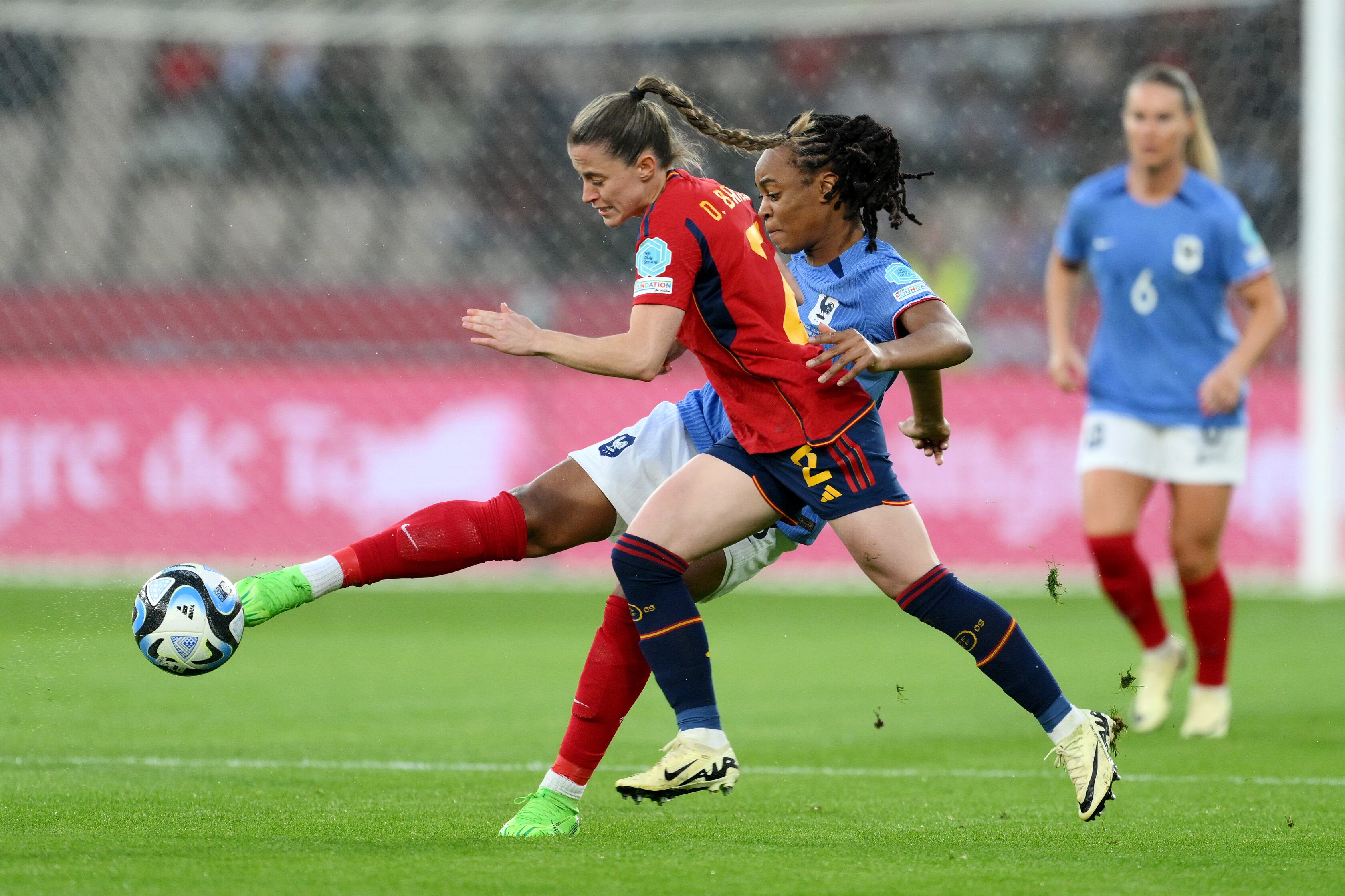 Marie-Antoinette Katoto de Francia golpea el balón ante Ona Batlle.