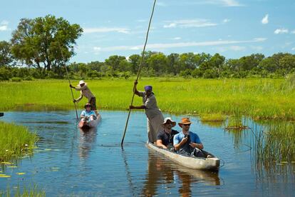 Turistas montados en 'mokoros' (canoas) exploran el delta del Okavango.