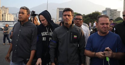 El opositor venezolano Leopoldo López tras ser liberado este martes en Caracas.