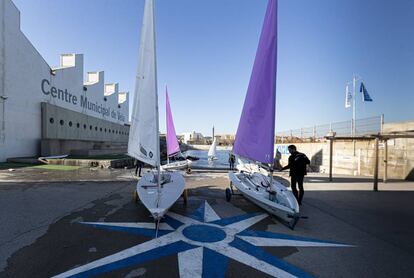 Dues embarcacions s'endinsen al mar des del Centre de Vela.