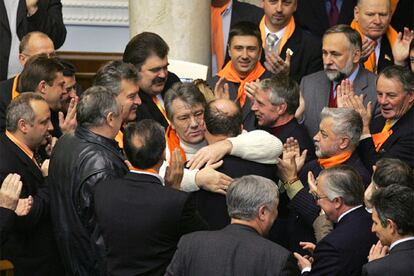 Yushenko es abrazado y felicitado por sus seguidores por fuera del Parlamento tras autoproclamarse presidente del país, aunque el recuento oficial, denunciado por los observadores internacionales, dictara otro resultado.