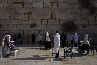 Varios judíos rezan delante del Muro de las Lamentaciones, en Jerusalén (Israel), el 15 de diciembre.