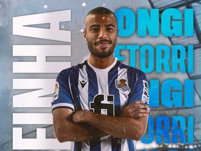 Rafinha posa con la camiseta de la Real Sociedad, en una imagen del club.