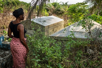 Josephine Karwah, en el cementerio donde está enterrada su hermana Salomé. 