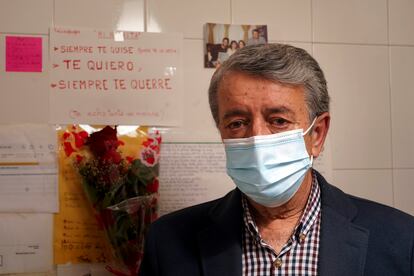 Isidro en la cocina de casa junto al ramo de flores que compró a su mujer el 14 de febrero