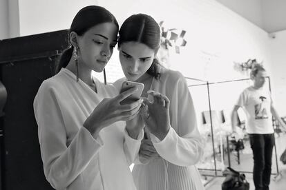 Bienvenido, TikTok
Un estudio de The Business of Fashion y McKinsey & Company pronostica que este año el sector de la belleza superará las ventas de 2019. En parte gracias a la adaptación a un nuevo paradigma. Si hace un año el comercio electrónico suponía un 10%, para finales de 2021 se calcula que llegará al 20%. Y las marcas se afianzan en las redes sociales para seducir. A los mayores de 40 en Facebook, a los mileniales en Instagram o YouTube y a la generación Z por TikTok. En esta, Charlotte Tilbury, Givenchy o Calvin Klein ya han propuesto sus retos en forma de vídeos de 'antes y después'.