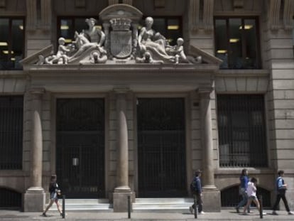 El dios Hermes, a la izquierda, en el frontispicio del Ministerio de Economía y Hacienda de Via Laietana nº 7.
