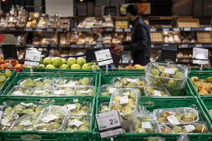 Fruta empaquetada en envases de plásticos preparada para su venta en una gran superficie.