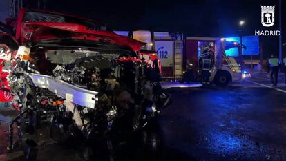 Restos del coche que conducía el hombre que se estrelló contra el taxi, en el que murió el pasajero.