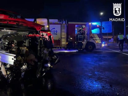 Restos del coche que conducía el hombre que se estrelló contra el taxi, en el que murió el pasajero.