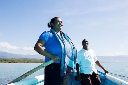 Diana Céspedes junto a su padre, en su barca de pesca.