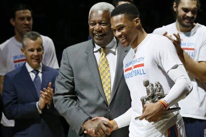 Oscar Robertson le entrega un premio a Westbrook.