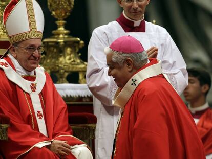 El Papa recibe al arzobispo de Monterrey en 2013 en el Vaticano. 