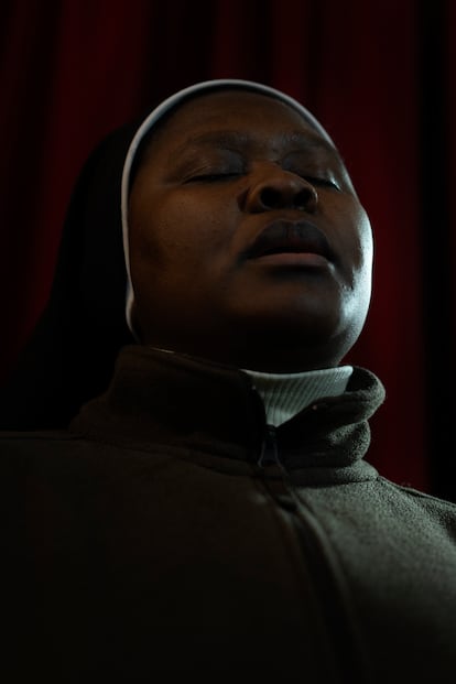 Sor Consolata, durante uno de los rezos en la capilla del convento.